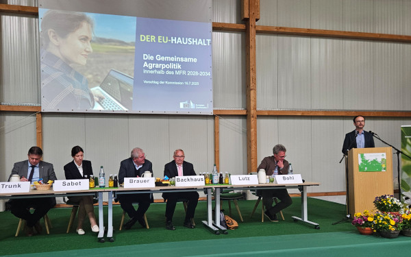 Karsten Trunk (Präsident des Bauernverbandes MV), Stefanie Sabet (Generalsekretärin des Deutschen Bauernverbandes), Dietmar Brauer (geschäftsführender Gesellschafter der NPZ), Dr. Till Backhaus (Minister für Klimaschutz, Landwirtschaft, ländliche Räume und Umwelt MV) sowie Felix Lutz von der Generaldirektion Landwirtschaft und ländliche Entwicklung der Europäischen Kommission 